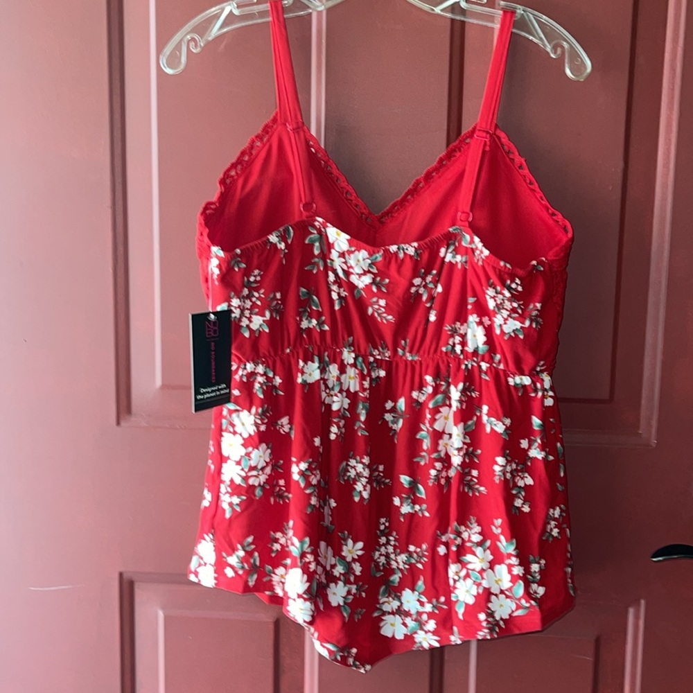 No Boundaries red with white floral top size large - Picture 4 of 6